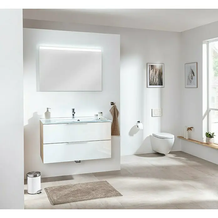 Fackelmann LED-Beleuchtung - 4,56 W, B x L: 1,5 x 99,9 cm - Ein modernes Badezimmer mit einem wandhängenden Waschtisch mit weißer Front und Spiegel mit Beleuchtung. Helle Fliesen und minimalistisches Design.
