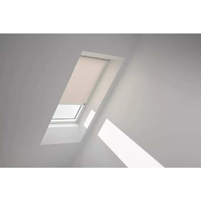 Velux Dachfensterrollo RML CK06 4169KWL - Farbe: Helltaupe - 4169KWL, Farbe Schiene: Weiß, Elektrisch - Ein Dachfenster mit Rollo in einem hellen Raum, das Licht und Schatten erzeugt. Das Rollo ist teilweise heruntergelassen und filtert das Sonnenlicht.