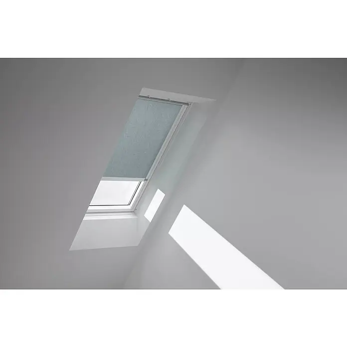 Velux Dachfensterrollo RML PK08 4170KWL - Farbe: Blaugrau - 4170KWL, Farbe Schiene: Weiß, Elektrisch - Detailaufnahme eines Dachfensters mit heruntergelassenem Rollo, das Lichtfilterung und Privatsphäre bietet. Ideal für Wohnraumgestaltung und Komfort.