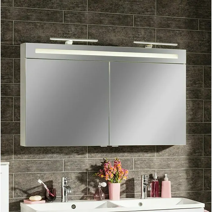 Fackelmann B.clever LED-Spiegelschrank - B x H: 120 x 70,6 cm, Weiß, Anzahl Türen: 2 Stk. - Das Bild zeigt einen beleuchteten Spiegelschrank über einem Waschbecken im Badezimmer.