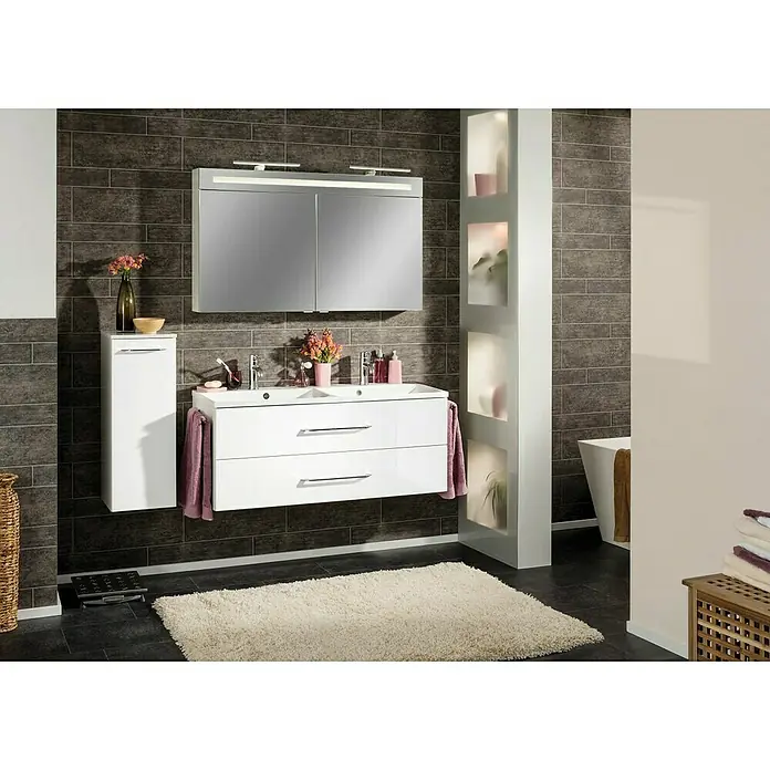 Fackelmann B.clever LED-Spiegelschrank - B x H: 120 x 70,6 cm, Weiß, Anzahl Türen: 2 Stk. - Elegantes Badezimmer-Interieur mit modernem Waschtisch, Spiegelschrank und stilvoller Beleuchtung, ergänzt durch einen flauschigen Teppich.