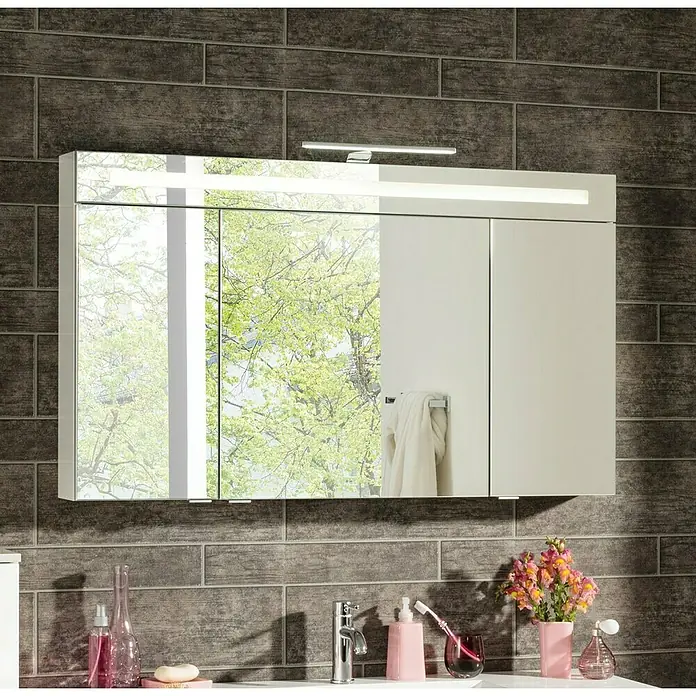 Fackelmann B.clever LED-Spiegelschrank - B x H: 120 x 70,6 cm, Weiß, Anzahl Türen: 3 Stk. - Eleganter Spiegelschrank mit integrierter Beleuchtung, ideal für moderne Badezimmer. Das schlichte Design bietet praktischen Stauraum und ein helles Licht.