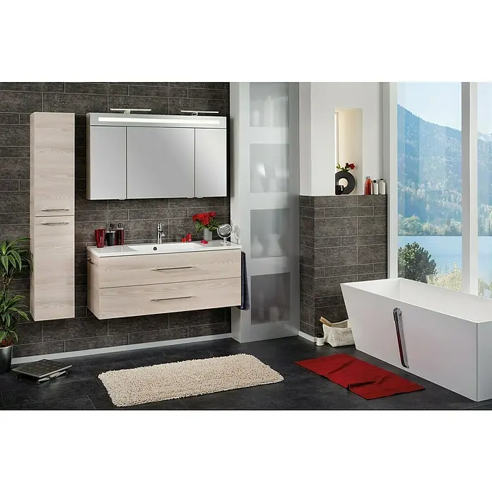 Fackelmann B.clever LED-Spiegelschrank - B x H: 120 x 70,6 cm, Holzoptik Alaska Esche, Anzahl Türen: 3 Stk. - Elegantes Badezimmer-Interieur mit Waschtischunterschrank, Spiegelschrank und freistehender Badewanne für ein stilvolles Ambiente.