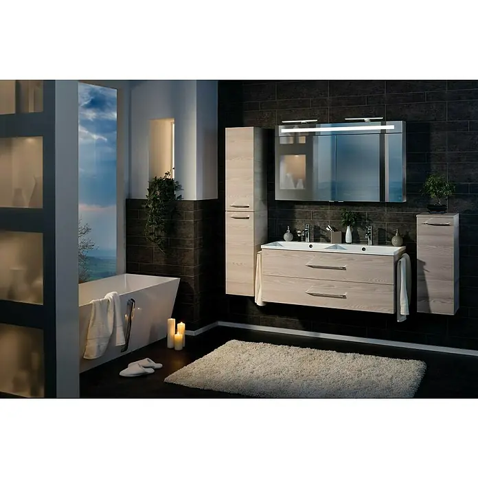 Fackelmann B.clever LED-Spiegelschrank - B x H: 120 x 70,6 cm, Holzoptik Alaska Esche, Anzahl Türen: 2 Stk. - Ein modernes Badezimmer mit einem Waschtisch mit zwei Schubladen, einem beleuchteten Spiegel und einem weißen Bad.