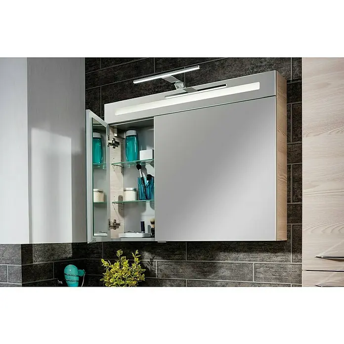 Fackelmann B.clever LED-Spiegelschrank - B x H: 90 x 70,6 cm, Holzoptik Alaska Esche, Anzahl Türen: 2 Stk. - Ein moderner Spiegelschrank mit integrierter Beleuchtung und teilweise geöffneter Tür, der seine Glasböden und Badutensilien zeigt.