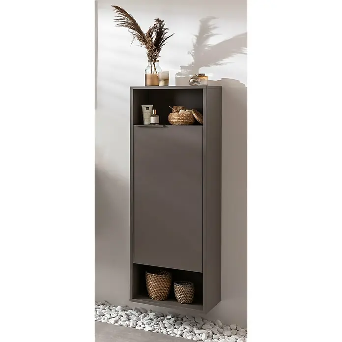 Fackelmann B.Paris Midischrank - B x T x H: 40,2 x 32 x 125,7 cm, Anschlag: Rechts, Cubanit grau - Elegantes graues Badezimmer-Hängeregal mit Ablageflächen und einer Tür. Dekorative Elemente wie Körbe und Vasen vervollständigen das Erscheinungsbild.