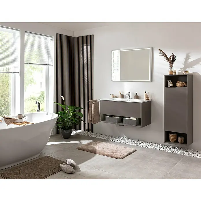 Fackelmann B.Paris Midischrank - B x T x H: 40,2 x 32 x 125,7 cm, Anschlag: Rechts, Cubanit grau - Ein modernes Badezimmer mit freistehender Badewanne, Waschtisch und Spiegel. Das Design ist minimalistisch und stilvoll.