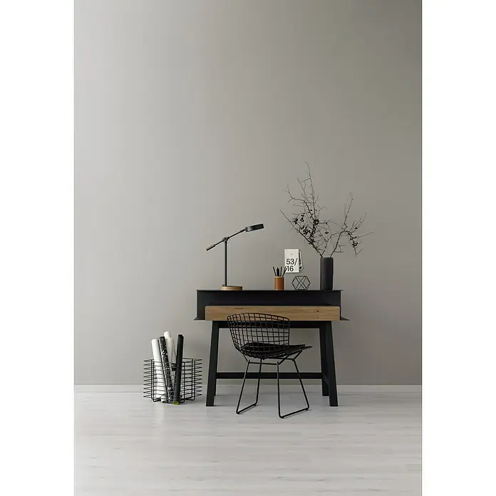 SCHÖNER WOHNEN-Farbe Wandfarbe Designfarbe - Zeitloses Vulkangrau, Matt, 2,5 l, Konservierungsmittelfrei - Elegantes Interieur mit modernem Schreibtisch, minimalistischem Stuhl und stilvollen Accessoires, die eine ruhige und produktive Arbeitsatmosphäre schaffen.