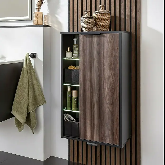 Fackelmann B.Paris Midischrank - B x T x H: 47 x 32 x 84,2 cm, Anschlag: Rechts, Rigoletto - Elegantes Badezimmer mit einem modernen Spiegelschrank in Holzoptik, der mit stilvollen Accessoires dekoriert ist.