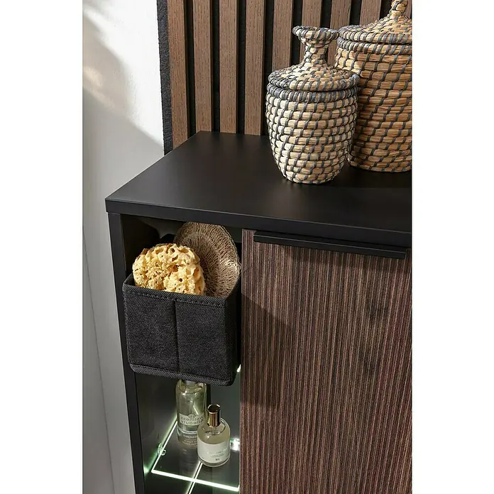 Fackelmann B.Paris Midischrank - B x T x H: 47 x 32 x 84,2 cm, Anschlag: Rechts, Rigoletto - Einrichtungsidee für ein Badezimmer mit einem Unterschrank, dekoriert mit Körben und natürlichen Schwämmen in einem grauen Behälter.