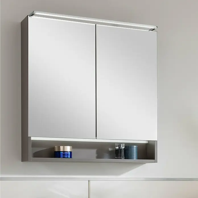 Fackelmann B.Paris LED-Spiegelschrank - B x H: 70 x 71,8 cm, 2-türig, Cubanit grau - Ein grauer Spiegelschrank mit Beleuchtung und einem offenen Fach, in dem Pflegeprodukte stehen. Praktisch und modern für jedes Badezimmer.