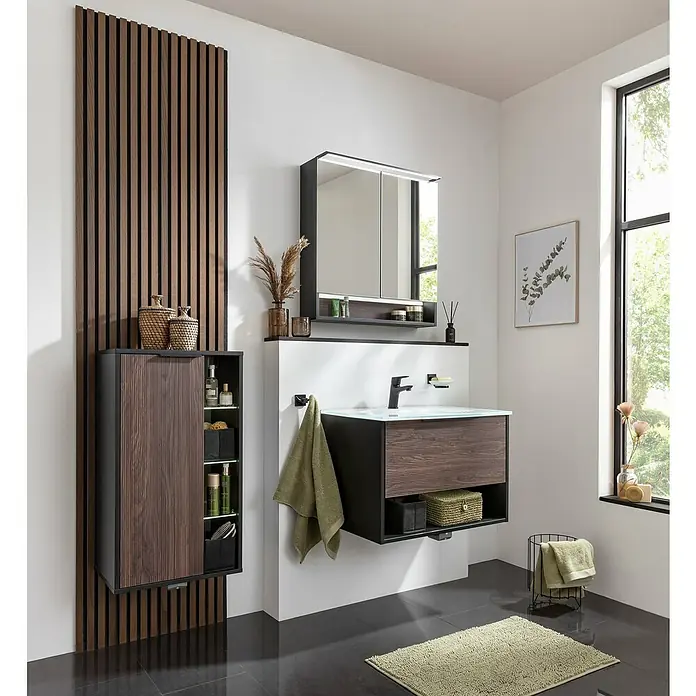 Fackelmann B.Paris Badmöbel-Set - Gesamtbreite Badmöbel: 70,5 cm, Rigoletto - Ein stilvolles Badezimmer-Interieur mit modernen Waschtischunterschränken und Spiegelschrank, akzentuiert durch eine dekorative Holzpaneelwand.