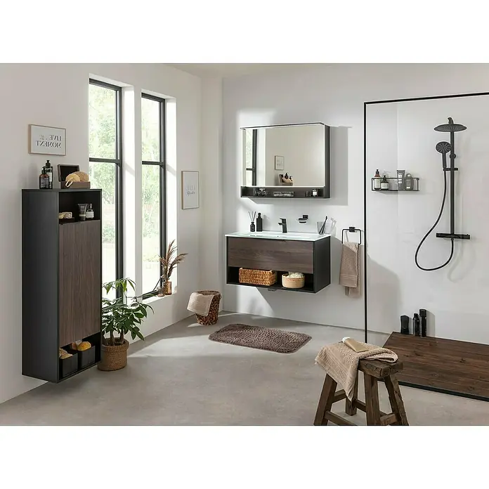 Fackelmann B.Paris Midischrank - B x T x H: 40,2 x 32 x 125,7 cm, Anschlag: Rechts, Rigoletto - Helles Badezimmer mit modernem Waschtischunterschrank in Holzoptik, einem beleuchteten Spiegel und einer Dusche mit schwarzen Akzenten.