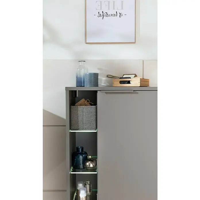 Fackelmann B.Paris Midischrank - B x T x H: 47 x 32 x 84,2 cm, Anschlag: Rechts, Cubanit grau - Grauer Badezimmerschrank mit offenem Regal und Glasböden mit blauer Vase, dekorativer Kugel und Kosmetikprodukten.