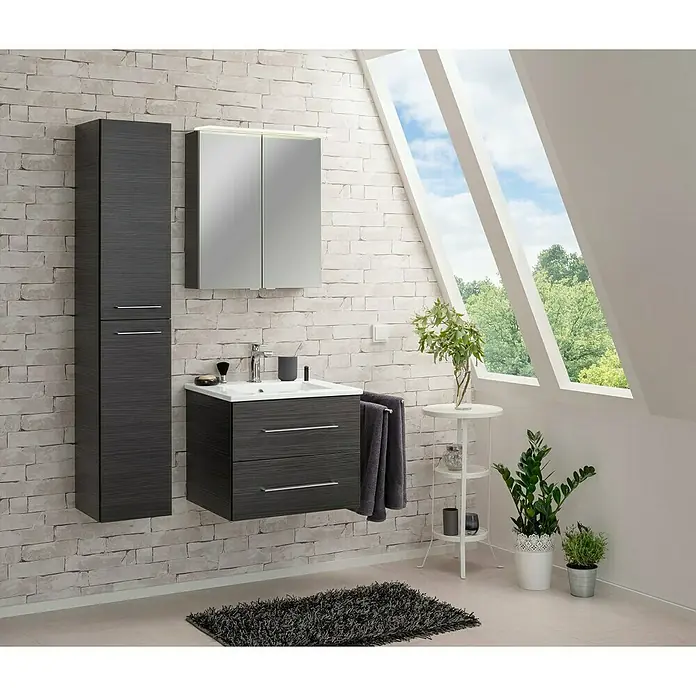 Fackelmann B.perfekt Bad-Hochschrank - B x T x H: 30 x 31,8 x 158,8 cm, Dark Oak Holzoptik - Badezimmer mit dunklem Waschtischunterschrank mit Schubladen, Spiegelschrank und Hochschrank an einer hellen Ziegelwand.
