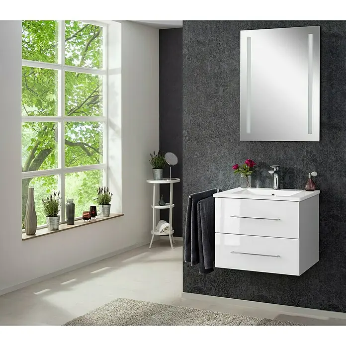 Fackelmann B.perfekt Badmöbel-Set - Gesamtbreite Badmöbel: 62 cm, Weiß, Hochglänzend, Komplettset aus Waschtischunterschrank, Waschtisch und LED-Spiegel - Elegantes Badezimmer mit einem modernen, weißen Waschtischunterschrank und einem beleuchteten Spiegel an einer dunklen Wand.