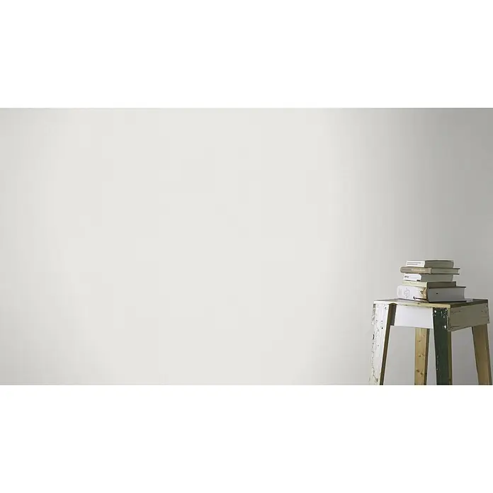 Rasch Vliestapete Deco Style - Weiß, Uni, 10,05 x 0,53 m, Feine Struktur - Wand mit Hocker und Büchern: Das Bild zeigt eine minimalistische Wand mit einem Hocker, auf dem ein Stapel Bücher liegt.