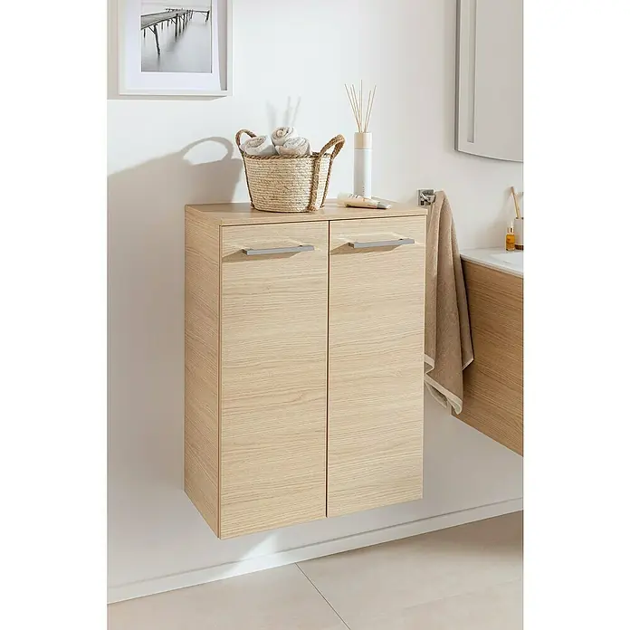 Fackelmann B.style Midischrank - 2-türig, B x T x H: 60,2 x 32 x 82,6 cm, Sandeiche - Ein stilvoller, holzfarbener Badezimmerschrank mit zwei Türen, der an der Wand montiert ist und zusätzlichen Stauraum bietet.