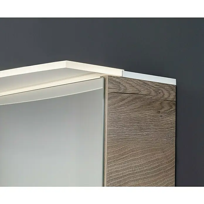 Fackelmann B.style LED-Spiegelschrank - B x H: 80 x 81,2 cm, Nature Oak Holzoptik - Nahaufnahme eines Spiegelschranks mit integrierter Beleuchtung und Holzstruktur.