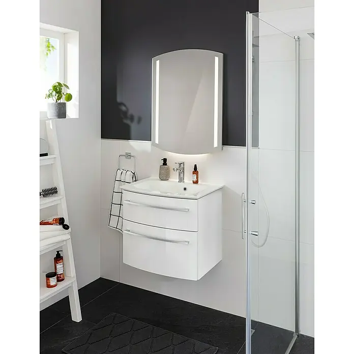 Fackelmann B.style Badmöbel-Set - Gesamtbreite Badmöbel: 63,2 cm, Weiß - Modernes Badezimmer mit einem weißen Waschtischunterschrank und einem beleuchteten Spiegelschrank.