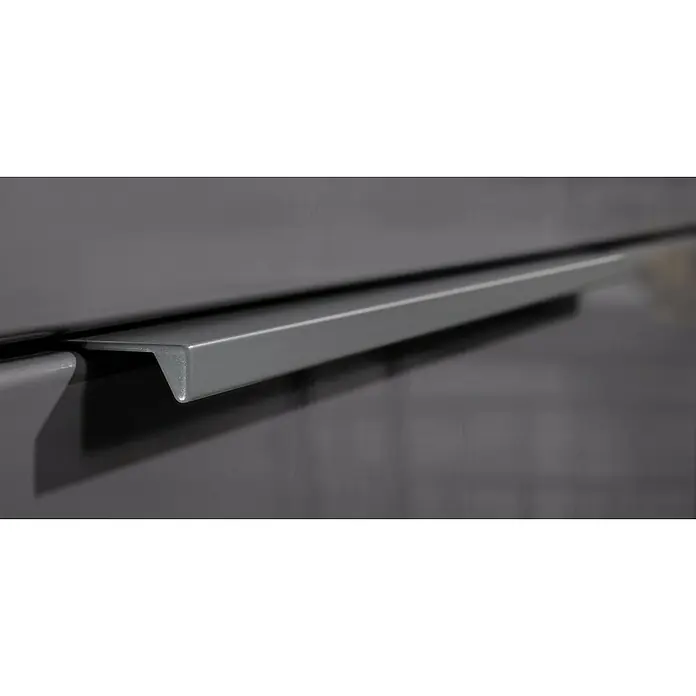 Fackelmann Luna Waschbeckenunterschrank - B x T x H: 80 x 48,8 x 60,2 cm, Anthrazit Hochglanz - Nahaufnahme eines modernen, silberfarbenen Schubladengriffs an einer dunklen, glatten Oberfläche, der durch sein minimalistisches Design besticht.