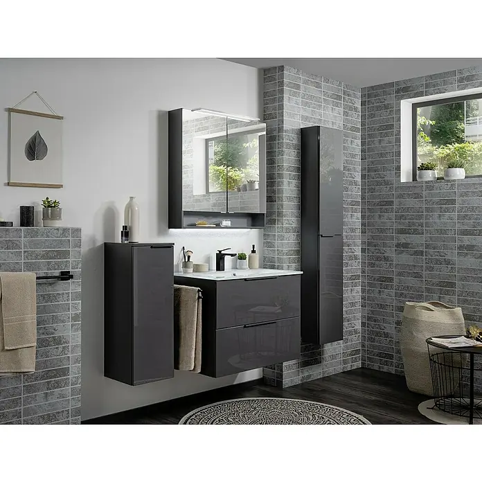 Fackelmann Luna LED-Spiegelschrank - B x H: 80 x 79,8 cm, Anthrazit - Ein modernes Badezimmer mit einem eleganten, grauen Waschtisch mit passenden Hängeschränken und einem Spiegel für stilvolle Badezimmergestaltung.