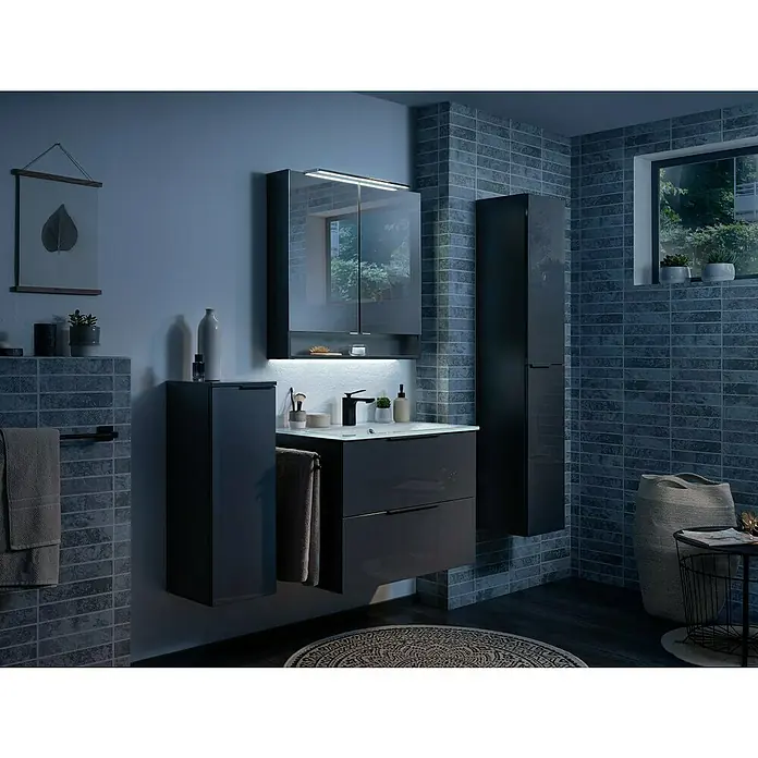 Fackelmann LED-Beleuchtung - 3,75 W, B x L: 1,5 x 79,9 cm - Elegantes Badezimmer mit einem modernen Waschtischunterschrank in Anthrazit, ergänzt durch einen passenden Spiegelschrank mit integrierter Beleuchtung.