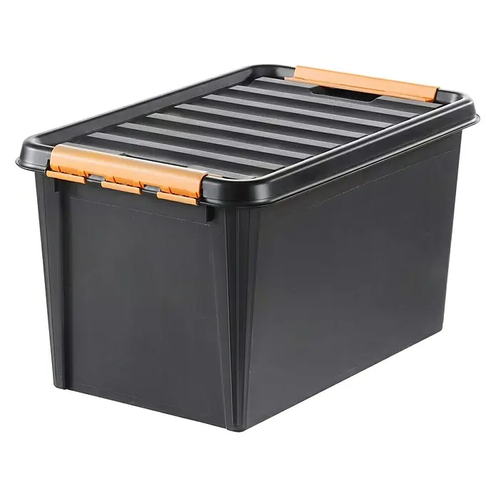 SmartStore Aufbewahrungsbox Pro 49 - L x B x H: 59 x 39 x 34 cm, Kunststoff, Schwarz - Ein grauer Aufbewahrungsbehälter mit orangefarbenen Verschlüssen und einem gerippten Deckel, ideal zur Aufbewahrung und Organisation von Gegenständen.