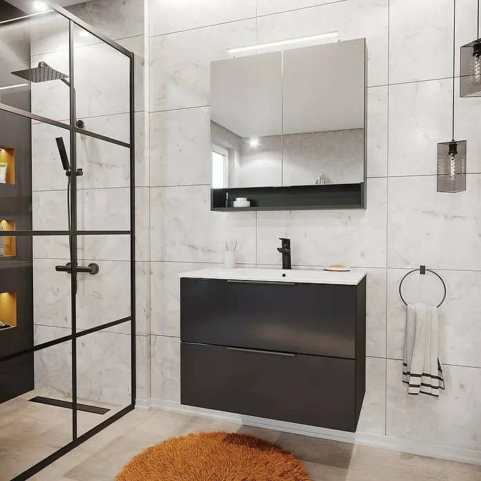 Fackelmann Luna Waschtisch Kera - B x H: 81 x 16,5 cm, Keramik, Hahnloch: Mitte, Mit Überlauf, Weiß - Modernes Badezimmer-Interieur mit einem stilvollen, dunklen Waschtischunterschrank und einem beleuchteten Spiegelschrank.
