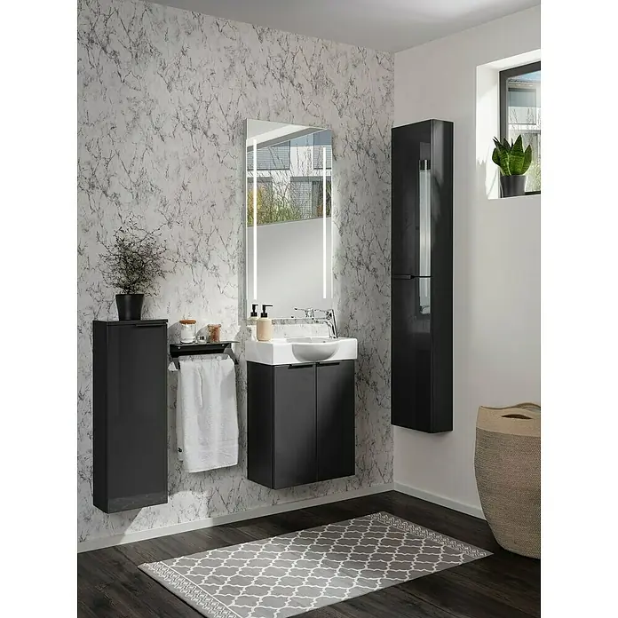 Fackelmann Oxford LED-Lichtspiegel - 3,6 x 100 cm - Stilvolles Badezimmer mit Waschtisch, Spiegel und Schrank in dunklem Design. Der graue Teppich rundet das moderne Ambiente ab.