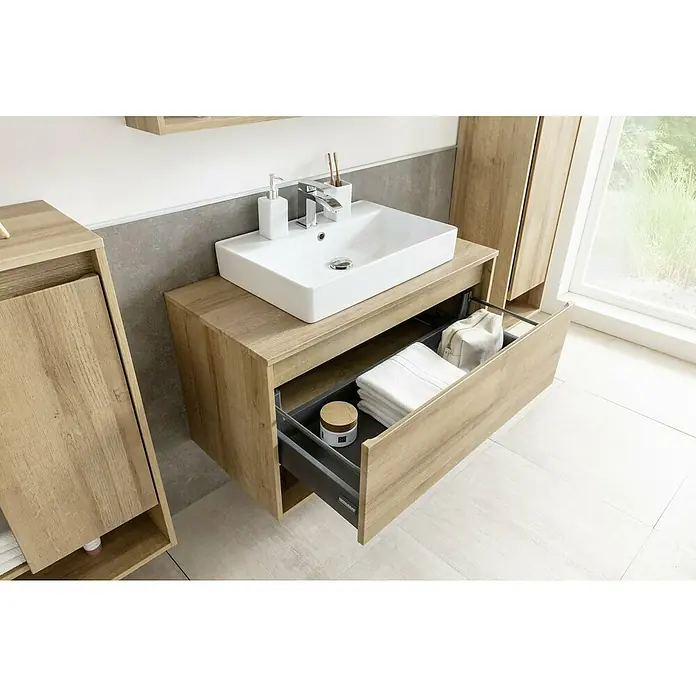 Fackelmann Natura Waschbeckenunterschrank - B x T x H: 93,4 x 45,5 x 52,3 cm, Ast Eiche Holzoptik - Das Bild zeigt ein Badezimmerwaschbecken mit offenem Unterschrank und stilvollem Design, das eine moderne Badezimmerausstattung ergänzt.