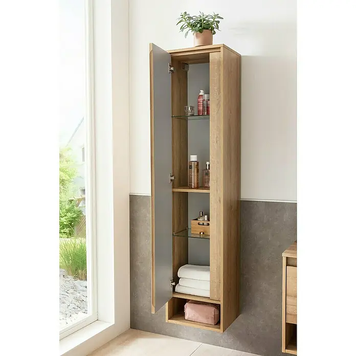 Fackelmann Natura Bad-Hochschrank - B x T x H: 38 x 32 x 166,5 cm, Ast Eiche Holzoptik - Ein hoher Badezimmerschrank aus Holz mit offener Tür und Glasböden, gefüllt mit Pflegeprodukten und Handtüchern, bietet stilvollen Stauraum.