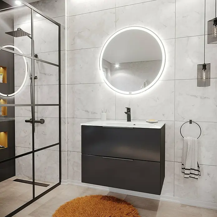 Fackelmann Lichtspiegel Mirror - Durchmesser: 80 cm, umlaufende LED-Beleuchtung - Modernes Badezimmer mit dunklem Waschtisch, beleuchtetem Spiegel und Dusche mit schwarzem Rahmen für ein stilvolles Ambiente.