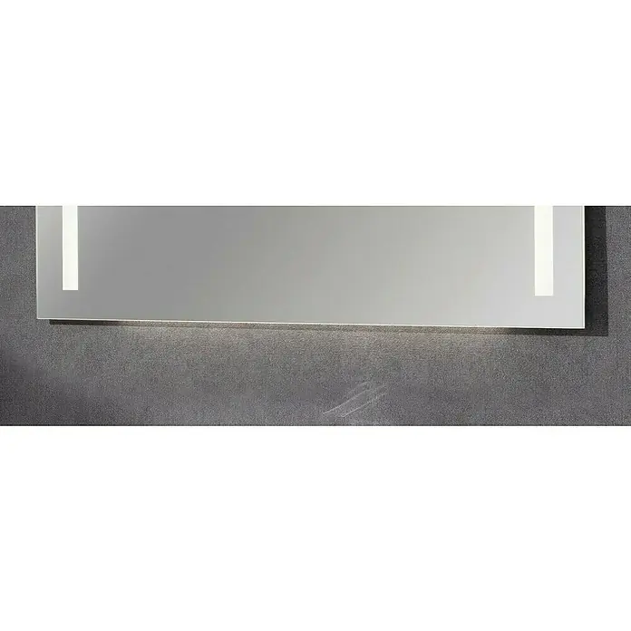 Fackelmann Lichtspiegel Mirror - B x H: 60 x 75 cm, Sensorschalter, Ambientebeleuchtung - Nahaufnahme eines modernen, rechteckigen Spiegels mit integrierter LED-Beleuchtung an den Seiten, montiert an einer strukturierten Wand.