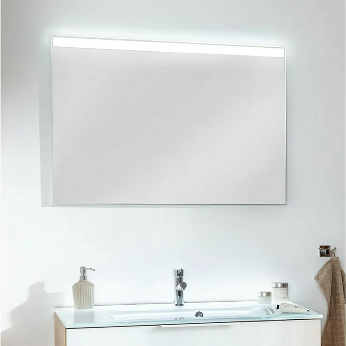 Fackelmann Mirrors LED-Lichtspiegel - 100 x 68 cm, Einfacher Anschluss über Schraubklemme, Rechteckig - Ein rechteckiger Badezimmerspiegel mit integrierter Beleuchtung über einem modernen Waschbecken.