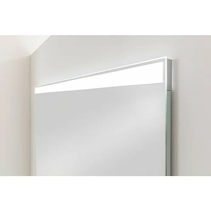 Fackelmann Mirrors LED-Lichtspiegel - 110 x 68 cm, Einfacher Anschluss über Schraubklemme, Rechteckig - Nahaufnahme eines modernen Badezimmerspiegels mit integrierter Beleuchtung, der an einer weißen Wand hängt und ein minimalistisches Design aufweist.