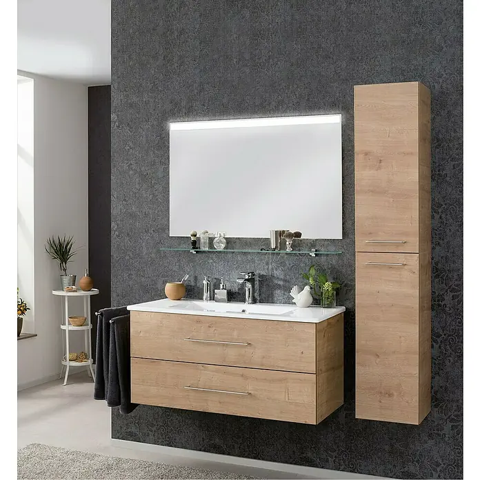 Fackelmann Mirrors LED-Lichtspiegel - 100 x 68 cm, Einfacher Anschluss über Schraubklemme, Rechteckig - Badezimmer-Interieur mit einem Waschtischunterschrank in Holzoptik, einem Spiegel und einem Hochschrank.