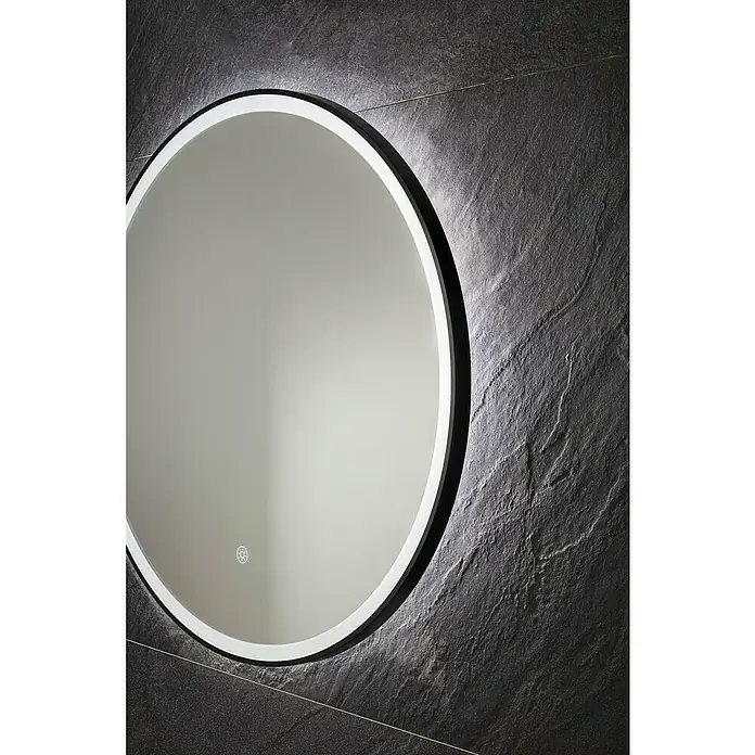 Fackelmann Oxford LED-Lichtspiegel rund - Durchmesser: 605 mm - Nahaufnahme eines runden Spiegels mit LED-Beleuchtung an einer dunklen Steinwand, der ein modernes und elegantes Design zeigt.