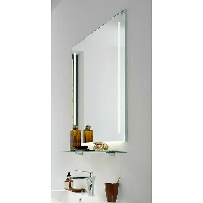 Fackelmann Lichtspiegel Mirror - B x H: 80 x 75 cm, Sensorschalter, Ambientebeleuchtung - Nahaufnahme eines beleuchteten Spiegels mit Glasablage, auf der Badutensilien stehen, über einem Waschbecken in einem stilvollen Badezimmer.