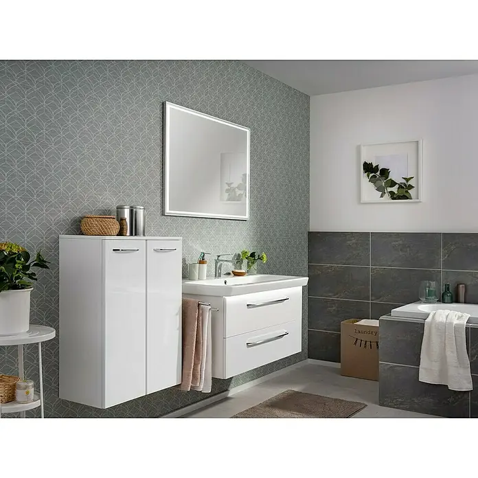 Fackelmann Milano Bad-Hängeschrank - B x T x H: 602 x 320 x 826 mm, Weiß - Modernes Badezimmer mit weißen Möbeln, darunter ein Waschtisch mit Unterschrank, ein Spiegelschrank und ein seitlicher Schrank, ergänzt durch graue Fliesen und Akzente.