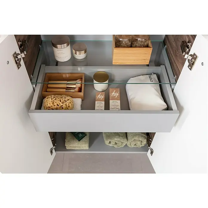 Fackelmann Verona Hochschrank - B x T x H: 60 x 31,8 x 162 cm, Weiß Hochglanz/Nussbaum Holzoptik, Anzahl Schubladen: 1 Stk. - Ein Badezimmerschrank mit ausziehbarer Schublade, gefüllt mit verschiedenen Badartikeln und Kosmetika, die ordentlich verstaut sind.