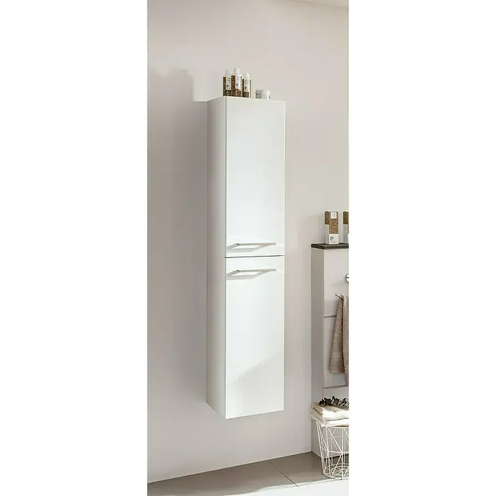 Fackelmann Verona Hochschrank - B x T x H: 30 x 31,8 x 162 cm, DIN Anschlag: Links, Weiß Hochglanz - Ein schmaler, weißer Badezimmerschrank mit zwei Schubladen hängt an einer hellgrauen Wand und bietet praktischen Stauraum.