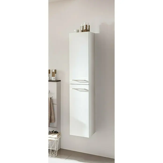 Fackelmann Verona Hochschrank - B x T x H: 30 x 31,8 x 162 cm, DIN Anschlag: Rechts, Weiß Hochglanz - Ein schlanker, weißer Hochschrank mit zwei Türen und silbernen Griffen bietet stilvollen Stauraum für Ihr Badezimmer. Er ist platzsparend und modern.