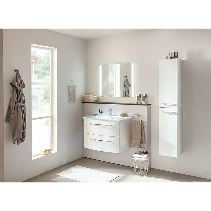 Fackelmann Verona Hochschrank - B x T x H: 30 x 31,8 x 162 cm, DIN Anschlag: Rechts, Weiß Hochglanz - Helles Badezimmer mit modernem Waschtisch mit Schubladen, einem Spiegel und einem weißen Hängeschrank für mehr Stauraum.