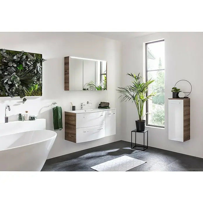 Fackelmann Verona Einbauwaschbecken - 115 cm x 46 mm, Hahnloch: Mitte, Mit Überlauf, Weiß, Ablage rechts - Ein modernes Badezimmer mit einem schwebenden Waschtisch in Weiß und Holzoptik, einem Spiegel und einer grünen Wanddekoration.