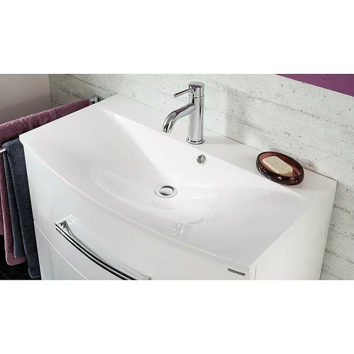 Fackelmann Verona Einbauwaschbecken - B x L: 80 x 46 cm, Hahnloch: Mitte, Weiß, Aus Marmorguss - Nahaufnahme eines weißen Waschbeckens mit Armatur, Seifenschale und Handtüchern. Das Waschbecken hat ein modernes Design und ist sehr sauber.