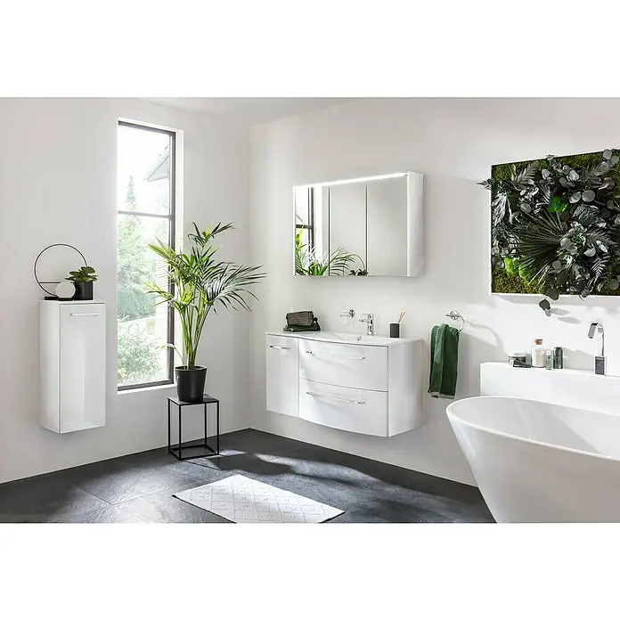 Fackelmann Verona Unterschrank - B x T x H: 35 x 39,7 x 57,5 cm, DIN Anschlag: Links, Weiß Hochglanz - Ein modernes Badezimmer mit weißen Möbeln, darunter ein Waschtisch mit Unterschrank, ein Spiegelschrank und ein Hängeschrank.