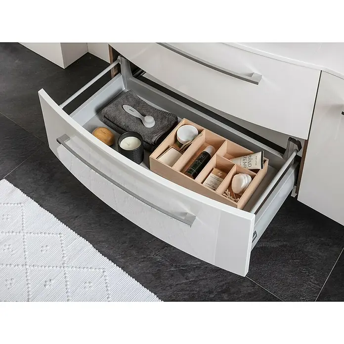 Fackelmann Verona Waschtischunterschrank - B x T x H: 79,4 x 45,5 x 57,5 cm, Weiß Hochglanz/Nussbaum Holzoptik - Offene Schublade mit Kosmetikprodukten und Handtüchern, ordentlich in einem Holzorganizer verstaut. Eleganter Badezimmerlook mit praktischer Aufbewahrungslösung.