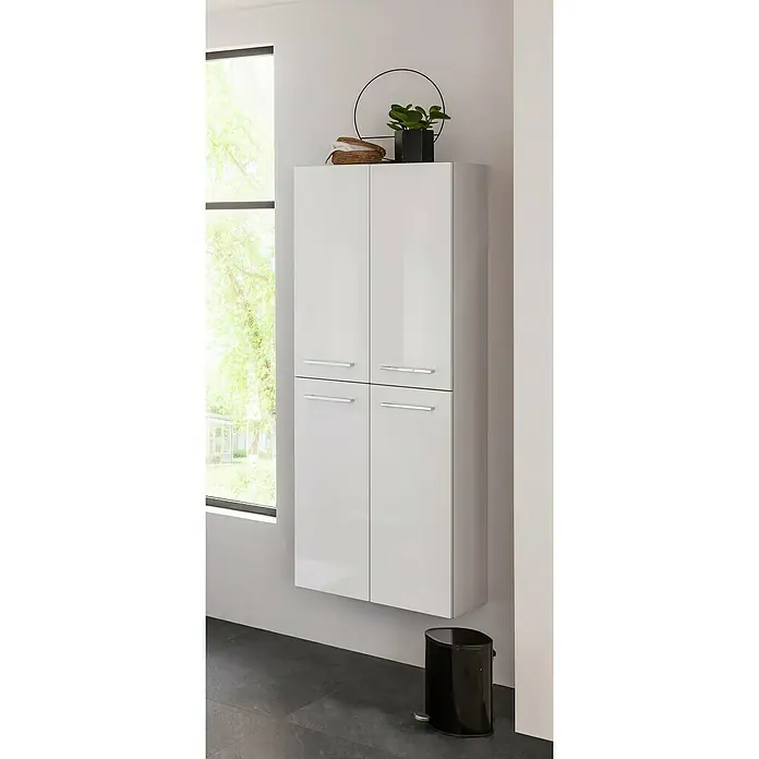 Fackelmann Verona Hochschrank - B x T x H: 60 x 31,8 x 162 cm, Weiß Hochglanz, Anzahl Schubladen: 1 Stk. - Ein moderner weißer Hängeschrank mit vier Türen und silbernen Griffen, dekoriert mit Pflanzen und einem runden Deko-Objekt.