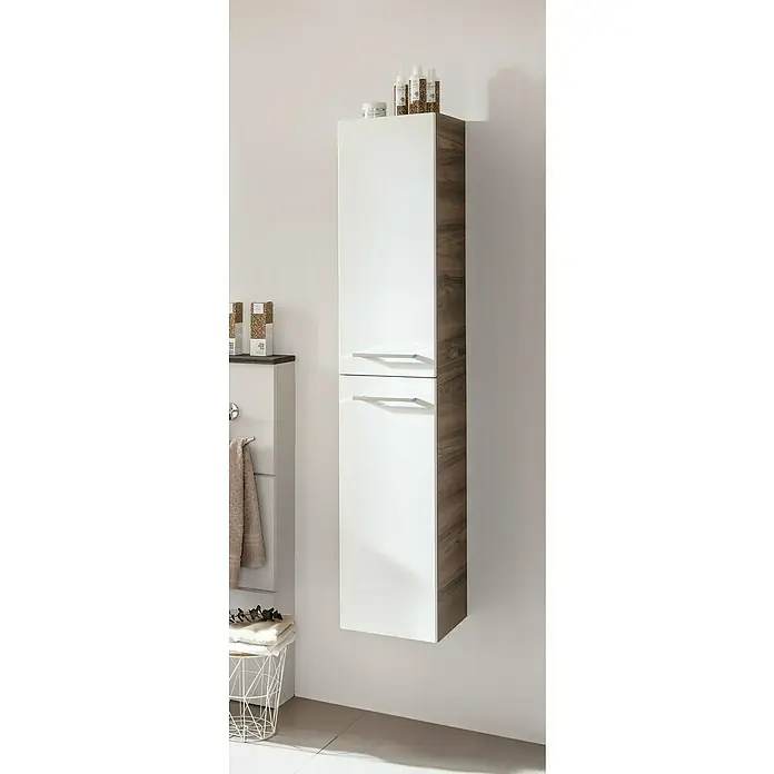 Fackelmann Verona Hochschrank - B x T x H: 30 x 31,8 x 162 cm, DIN Anschlag: Rechts, Weiß Hochglanz/Nussbaum Holzoptik - Ein schlanker, hochglanzweißer Badezimmerschrank mit Holzmaserung an der Seite bietet stilvollen Stauraum.